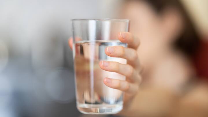 6. Stay Hydrated: Hydration is the key to locking shine and lustre in your hair. You can use a moisturising shampoo and conditioner to provide excellent conditioning to your hair externally. For hydration from inside, make sure to drink at least 2–3 litres of water daily. Further, moderating the consumption of aerated beverages as well as tea and coffee will also keep the scalp from drying in the rainy season. (Image source: Canva)