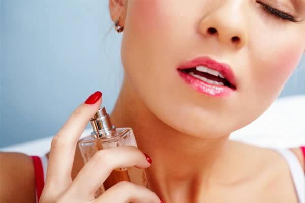 ਇਸ ਤੋਂ ਬਾਅਦ ਤੁਸੀਂ ਆਪਣੀ ਕੂਹਣੀ ਦੇ ਕੋਲ ਪਰਫਿਊਮ ਦਾ ਛਿੜਕਾਅ ਵੀ ਕਰ ਸਕਦੇ ਹੋ।