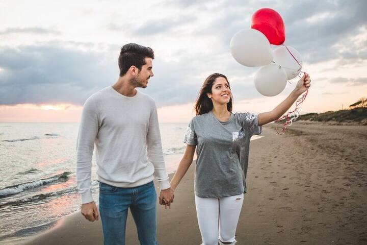 एनिवर्सरी पर आप अपने पार्टनर के साथ किसी ट्रिप पर जाकर एडवेंचर एक्टिविटीज कर सकते हैं.