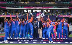 Team India Celebration : डोळ्यात आनंदाश्रू, हातात विश्वचषक, खांद्यावर तिरंगा; विजयानंतर टीम इंडियाचा जल्लोष, पाहा टॉप 10 फोटो