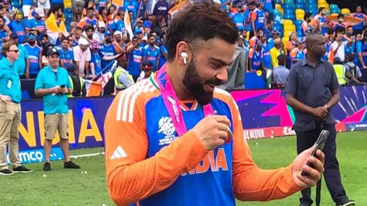 T20 World Cup 2024 IND vs SA Final Match Which Smartphone Use Cricketer Virat Kohli know here कौन से फोन का इस्तेमाल करते हैं Virat Kohli? वर्ल्ड कप मैच के दौरान यूज करते हुए आए नजर