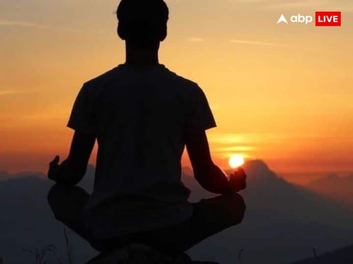 ऐसी मान्यता है कि ब्रह्म मुहूर्त में देवी-देवताओं का मंत्र जाप करने से उनका आशीर्वाद प्राप्त होता है. जानते हैं सुबह की शुरुआत किस मंत्र के साथ करें.