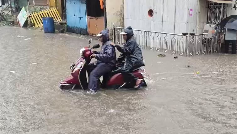 Gujarat Rain heavy rainfall with four inch in last two hours in valsad district vapi village monsoon update news Gujarat Rain: વલસાડમાં મેઘરાજા કોપાયમાન, બે કલાકમાં 4 ઇંચ વરસાદથી કેડસમા પાણી ભરાયા