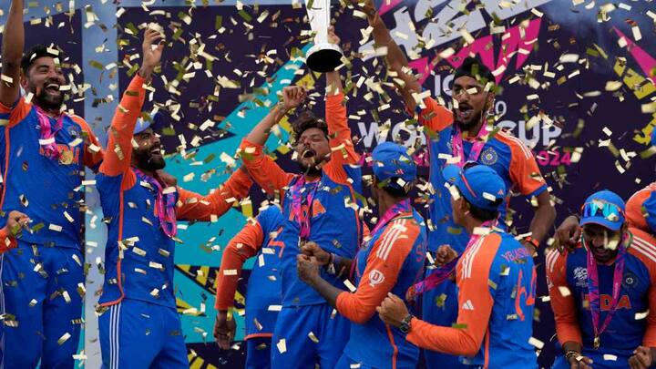 भारत की टी20 विश्व कप 2024 में खिताबी जीत के बाद फैंस ने जमकर जश्न मनाया. टीम इंडिया ने फाइनल में दक्षिण अफ्रीका को हरा दिया. इस जीत के साथ भारत ने 17 साल बाद टी20 विश्व कप का खिताब अपने नाम किया. भारत की जीत के साथ ही विराट कोहली और रोहित शर्मा ने टी20 इंटरनेशनल से संन्यास का ऐलान भी कर दिया.