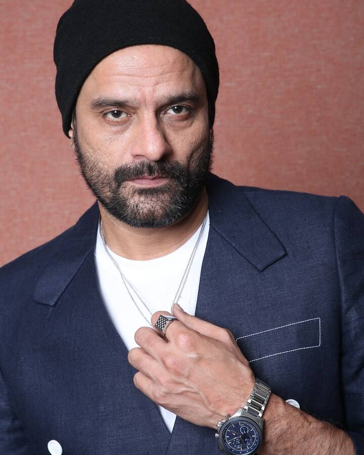 जयदीप आगे लिखते हैं- 'काश...बॉडी बनाना, मोंताज बनाने जितना आसान होता. हर फिल्म के साथ एक अलग किरदार में ढलना हर एक्टर का सपना होता है, मैं बस अपने किरदार को जी रहा हूं.'