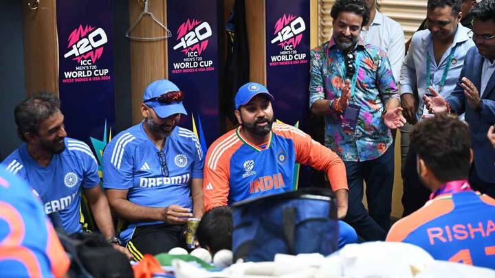 टीम इंडिया ने टी20 विश्व कप 2024 का खिताब जीत लिया है. यह ट्रॉफी जीतना हर खिलाड़ी के लिए सपना होता है. लेकिन रोहित शर्मा की कप्तानी वाली भारतीय टीम ने इस सपने को सच कर दिखाया. इस जीत के बाद टीम इंडिया के ड्रेसिंग रूम का काफी अच्छा माहौल था. हेड कोच राहुल द्रविड़, कप्तान रोहित शर्मा और विराट कोहली ने स्पिच भी दी.