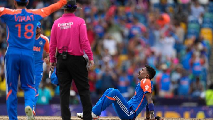 सोशल मीडिया पर भारतीय खिलाड़ियों की तस्वीरें वायरल हो रही हैं, जिसमें टीम इंडिया के खिलाड़ी रो रहे हैं.  दरअसल, इस जीत के बाद भारतीय खिलाड़ी जश्न मनाते हुए काफी उत्साहित नजर आए.  (फोटो क्रेडिट: सोशल मीडिया)