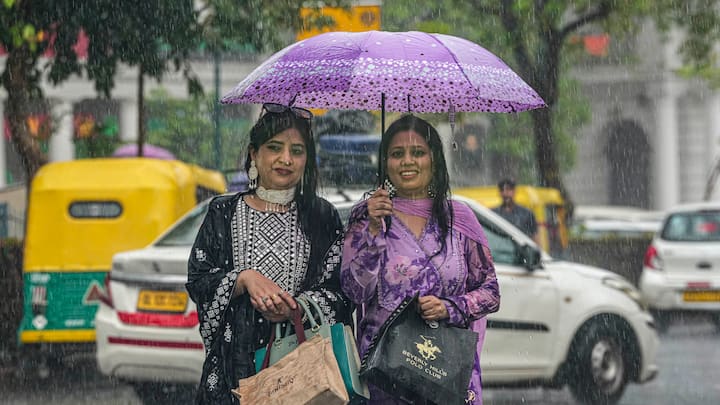Delhi Monsoon Update: मौसम विभाग (IMD) ने दिल्ली के लिए येलो अलर्ट जारी किया है. आईएमडी के मुताबिक अगले ​तीन दिनों तक दिल्ली में भारी बारिश का पूर्वानुमान है. तापमान में कमी की भी संभावना है.