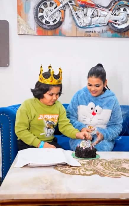 ये अरमान, पायल और कृतिका मलिक के घर का लिविंग एरिया है. जहां पर उन्होंने ब्लू कलर के सोफ लगा रखे हैं. साथ ही दीवार पर बाइक की एक बड़ी सी पेंटिंग भी है.