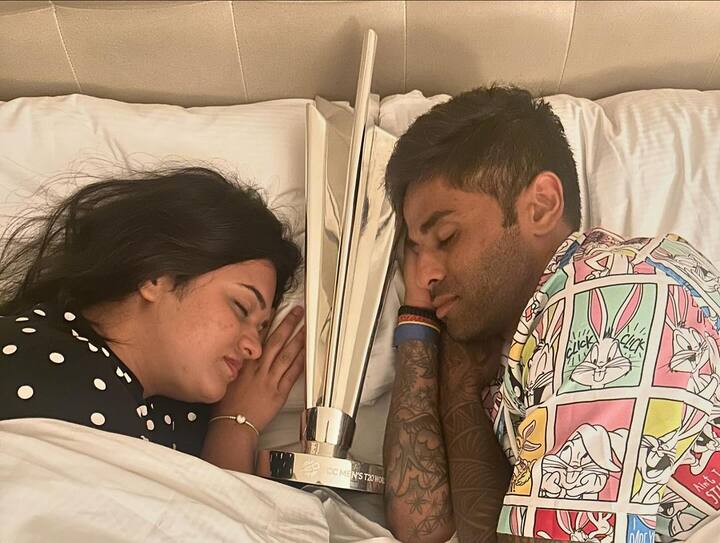 तर काही फोटो देविशाने पोस्ट केले असून त्यात सूर्यकुमारला टॅग केलं आहे. या फोटोमध्ये सूर्यकुमार यादव आणि त्याची पत्नी देविशा शेट्टी हे निवांतपणे झोपले आहेत.