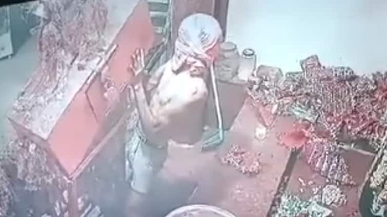Basti temple Underwear thief Loot away the donation box on Shoulder incident captured in CCTV ANN मंदिर के दान पात्र को कंधे पर लादकर ले उड़ा 'चड्डी चोर', CCTV में वारदात कैद
