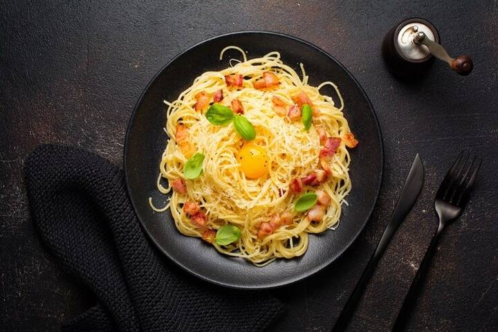 अंडा जब अच्छी तरह से पक जाए, तब इसमें प्याज, हरी मिर्च, शिमला मिर्च और गाजर डालें.