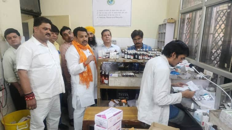 Hathras MP Anoop Pradhan Valmeeki inspected health center said Negligence not tolerated ann निरीक्षण करने पहुंचे BJP सांसद ने लापरवाह डॉक्टरों की कार्यशैली पर कहा- 'बर्दाश्त नहीं की जाएगी'