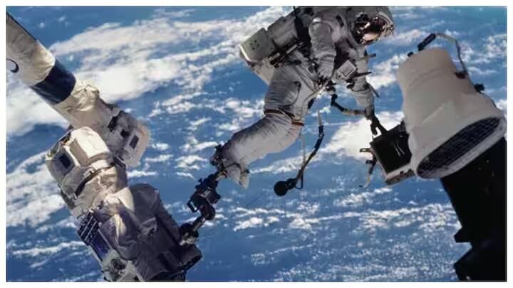 જો કોઈ અવકાશયાત્રી નીચા પૃથ્વી ભ્રમણ મિશન દરમિયાન મૃત્યુ પામે છે, તો ક્રૂ થોડા કલાકોમાં શરીરને કેપ્સ્યુલમાં પૃથ્વી પર પાછું લાવી શકે છે.