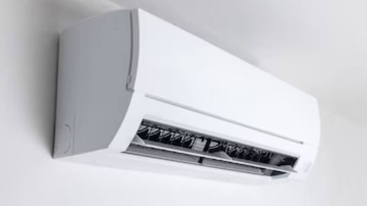 लेकिन एसी चलाते वक्त अक्सर लोगों के मन में यह सवाल आता है कि क्या एसी बार-बार ऑन ऑफ करने से बिजली का बिल कम आता है.