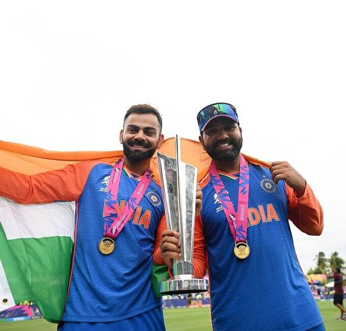 रोहित आणि विराट भारतीय क्रिकेट संघाचे दोन आधारस्तंभ, या दोघांच्या खांद्यावर तिरंगा आणि हातात विश्वचषकाची ट्राफी हा क्षण पाहण्यासाठी कोट्यवधी भारतीयांचे डोळे आसुसलेले होते. (Image Source : PTI)