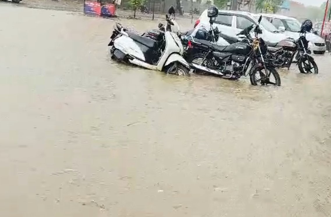 Ahmedabad Rain: 2 ઈંચ વરસાદમાં જ મુખ્યમંત્રીનું શહેર ફેરવાયું બેટમાં, પ્રિ મોન્સુનના દાવા પોકળ