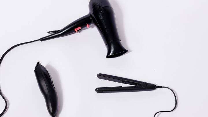 4. Gentle Care: In monsoon, experts recommend not to use or at least minimise the use of heat styling. In addition, it’s advisable to be extra gentle with the detangling process. This is because hairs are more susceptible to breakage during rains and, hence, demand extra care during the styling and detangling process. It's best not to use straighteners and blow dryers during the monsoon, as they might weaken follicles, leading to more hair loss. The choice of a comb can also play a crucial role in keeping the density of your hair intact. The use of a wide-tooth comb is recommended in the rainy season as it detangles hair without putting extra pressure on hair follicles. In addition, combing should be done from bottom to top with gentle hands to minimise hair loss and damage to strands. Further, using a microfiber towel to pat dry hair after a shower aids in reducing hair breakage. (Image source: Canva)