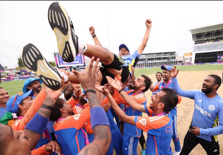 भारतीय खेळाडूंनी राहुल द्रविडला उचलून सेलीब्रेशन केल.