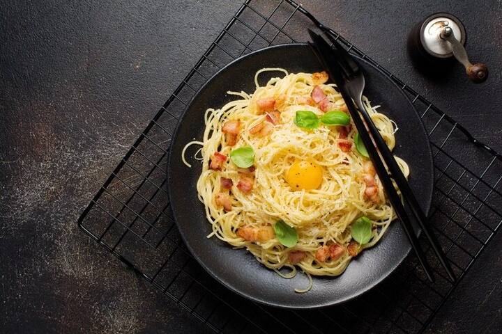 सभी चीजों को अच्छी तरह मिलाकर 2-3 मिनट तक पकाएं. फिर उसे हरा धनिया से गार्निश करें और गरमा गरम परोसें.