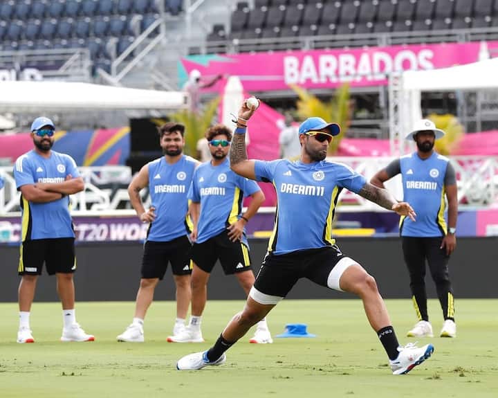 विशेष म्हणजे दोघे पती-पत्नी निद्राधीन असताना त्यांच्या उशाला टी-20 विश्वचषक स्पर्धेची ट्रॉफी दिसत आहे.