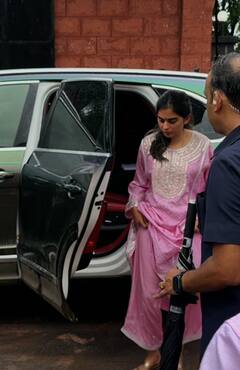 Anant-Radhika Wedding: भाई अनंत की शादी से पहले पति संग पूजा में शामिल हुईं ईशा अंबानी, पिंक सूट में दिखा सादगी भरा अंदाज