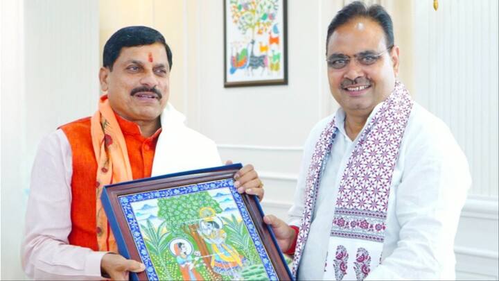 मोहन यादव ने उदाहरण देते हुए बताया कि भगवान श्री कृष्ण का जो पाथ-वे मध्य प्रदेश में सरकार बनाने जा रही है, उसे राजस्थान तक आगे बढ़ाया जाएगा. इसी प्रकार दोनों प्रदेशों की चिकित्सा, शिक्षा और खनिज व्यवस्था भी एक ही प्रकृति की है. इस दिशा में भी दोनों सरकारी एक साथ मिलकर कदम उठाएगी.