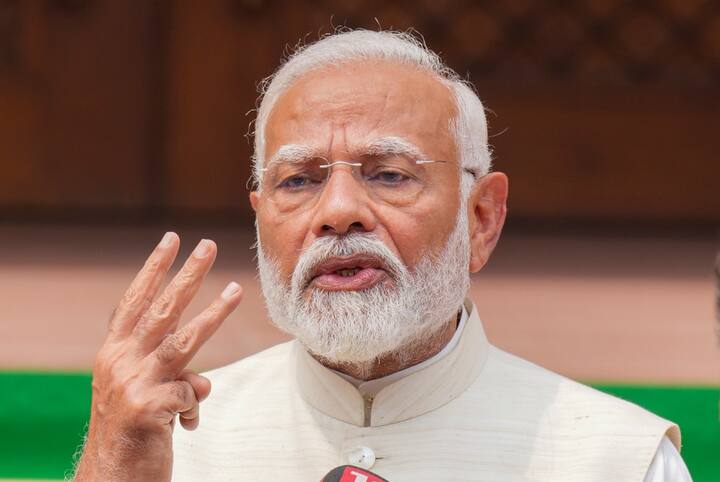 कांग्रेस नेता बोले कि सरकार बैसाखियों पर है. पीएम नरेंद्र मोदी ने रेडियो कार्यक्रम में जनहित से जुड़े किसी मुद्दे की बात नहीं की.