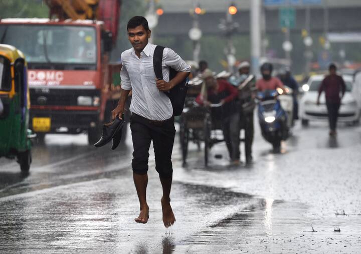 दिल्ली में रविवार को अधिकतम तापमान 37.1 डिग्री सेल्सियस दर्ज किया गया.