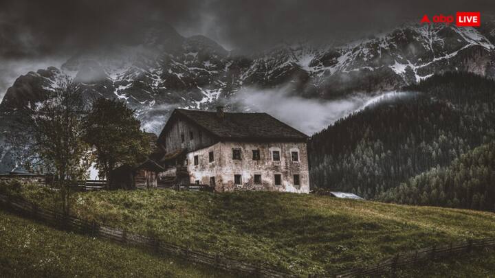 पैटिंसन एस्टेट एजेंसी के प्रवक्ता के अनुसार इस घर में मौजूद ग्रैंड पियानो की कीमत करीब 7000 पाउंड है.तमाम अच्छी सुविधाएं इस घर से सिर्फ 5 मिनट की दूरी पर है. एजेंसी ने बताया कि प्रोपर्टी पूरी तरह से खंडहर बन गई है इस वजह से इसकी कीमत लगा पाना मुश्किल था.