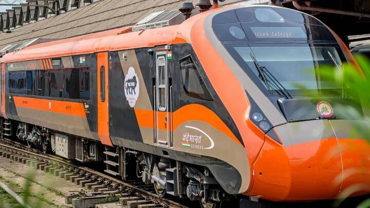 भारत में रोजाना ट्रेन से करोड़ों की संख्या में यात्री सफर करते हैं. यह संख्या कई बड़े देशों की जनसंख्या के लगभग बराबर है.