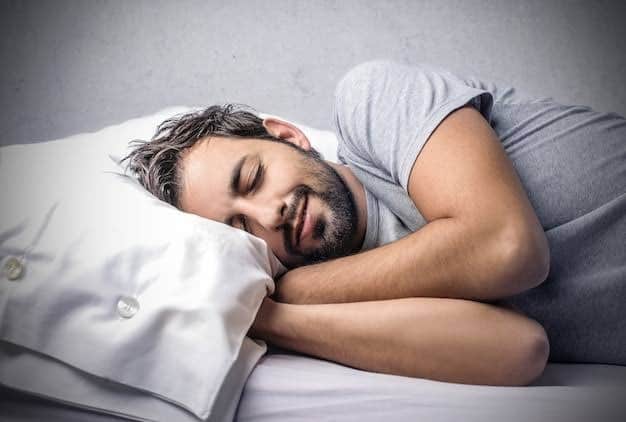 how to get quality sleep Acchi neend ke upay in hindi Eating a healthy and nutritious diet can help improve sleep quality. Include appropriate amounts of proteins, nutrients, fruits, vegetables and whole grains in your diet. Avoid consuming strong or caffeinated foods in dinner, as this can disturb sleep.