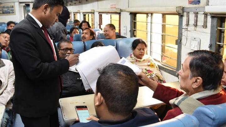 ट्रेन में अगर कोई महिला अकेले सफर कर रही है. तो वह को ट्रेन में अपनी सीट बदलवानी है. तो वह अपनी सीट बदलवाने के लिए टीटीई से आग्रह कर सकती है. टीटीई इसके लिए मना नहीं कर सकता.