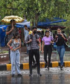 Delhi Rains: दिल्ली में फिर शुरू हुई आफत की बारिश, जानें- छह जुलाई तक कैसा रहेगा मौसम?