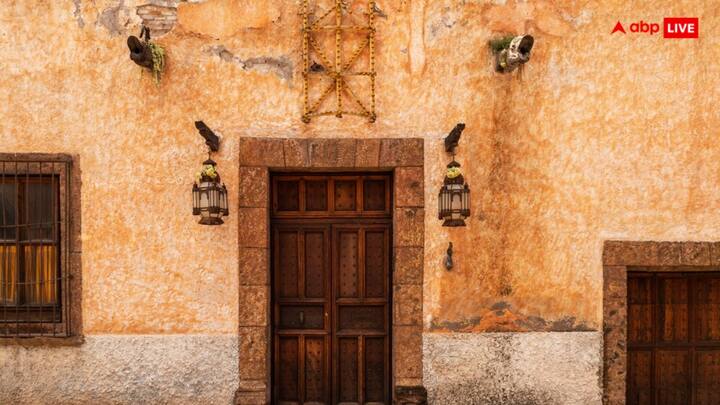 बताया जा रहा है कि इस घर में चार बेडरूम, दो बाथरूम, एक लाउंज और एक कीचन भी है.बच्चों के खेलने के लिए इस घर में गार्डन भी बना हुआ है. इस घर को बिक्री के लिए पैटिनसन एस्टेट एजेंसी ने लिस्ट किया है.