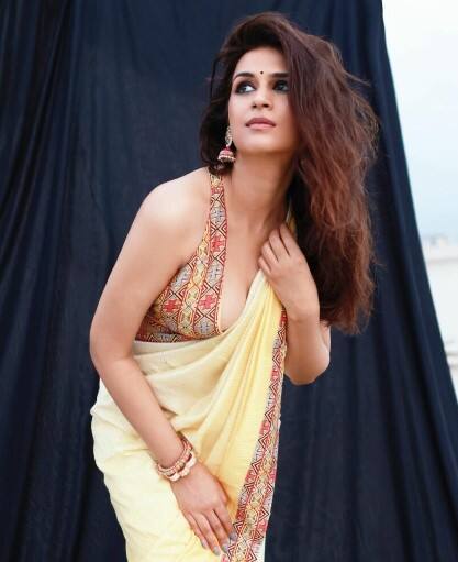 એક્ટ્રેસ શ્રદ્ધા દાસ હાલમાં તેના બોલ્ડ સાડી લૂકને લઈ ચર્ચામાં છે.