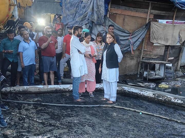 बारापुला के निरीक्षण के दौरान मेयर ने कहा कि भारी बारिश के चलते यहां लगाए गए स्थाई पंप पूरी तरह से पानी में डूब गए थे, जिसके चलते यहां पर अस्थाई पंप लगाए गए हैं. जलभराव को खत्म करने के लिए सुपर सकर मशीन भी लगाई है.