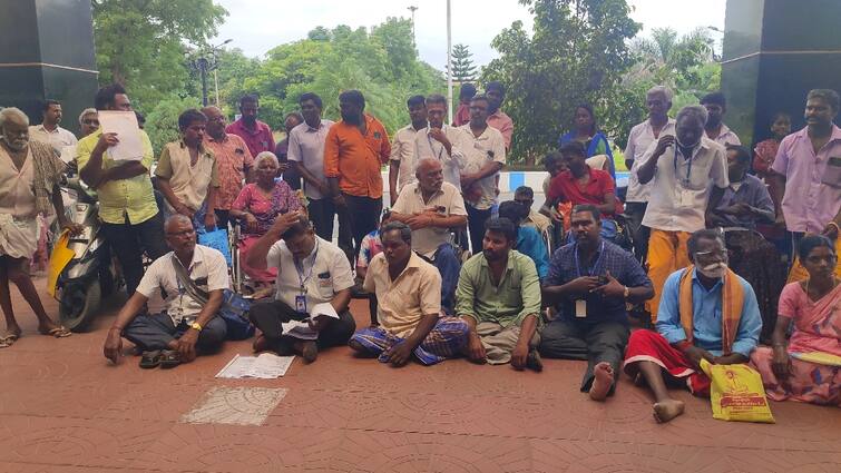 Salem District Collector office was seen in a frenzy at the public grievance meeting - TNN மக்கள் குறைதீர் கூட்டம் - பதற்றமாக காணப்பட்ட சேலம் மாவட்ட ஆட்சியர் அலுவலகம்