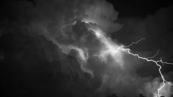 मानसून आने के साथ ही कई राज्यों में तेज बारिश के साथ आसमानी बिजली गिरने की घटनाएं बढ़ चुकी हैं. लेकिन क्या आप जानते हैं कि आसमानी बिजली क्यों गिरती है और बादल क्यों गरजता है.