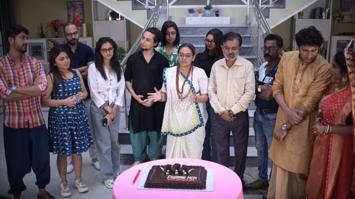 দেখতে দেখতে ৬০০ পর্বের পথচলা পার। নতুন মাইলফলকে পা রেখে কালার্স বাংলার 'ফেরারি মন' ধারাবাহিকের সেটেই হুল্লোড়ের আমেজ।