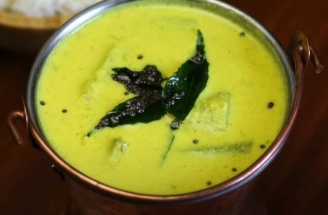 பிறகு பெருங்காயத்தூள், அடித்த தயிர், வெல்லம் ஆகியவற்றை அடுத்தடுத்து சேர்த்து அடுப்பிலிருந்து இறக்கி ஆறவைத்து மிக்ஸியில் கெட்டியாக அரைத்து கொள்ளவும்.