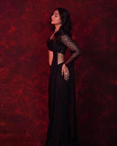 Neha Marda Pics: बेटी को जन्म देने के डेढ़ साल बाद साइज जीरो हुईं ‘बालिका वधू’ की ये एक्ट्रेस, साड़ी में फ्लॉन्ट की पतली कमर