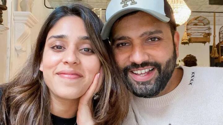 साथ ही रोहित शर्मा के पास आलीशान घर के अलावा लग्जरी कारों का शानदार कलेक्शन है. मुंबई के आहुजा टावर्स में रोहित शर्मा का घर है, जिसकी कीमत तकरीबन 30 करोड़ रुपए है. इस आलीशान घर में रोहित शर्मा अपनी वाइफ ऋतिका और परिवार के अन्य सदस्यों संग रहते हैं. (फोटो क्रेडिट- सोशल मीडिया)