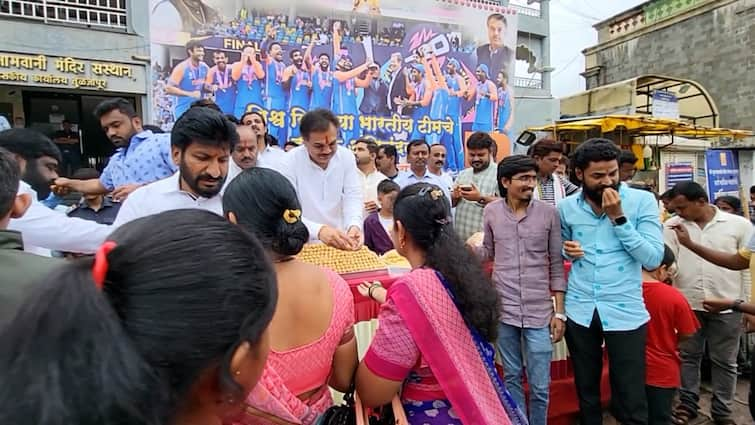 T20 World Cup 2024 Tuljapur celebrations for Team India after winning T20 World Cup 201 kg sweets distributed in tuljapur temple area T20 World Cup 2024 : विश्वचषक जिंकल्यानंतर टीम इंडियावर प्रेमाचा वर्षाव; तुळजाभवानी मंदिर परिसरात 201 किलो पेढे वाटून आनंदोत्सव साजरा