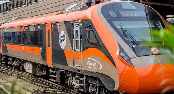 ભારતમાં દરરોજ કરોડો મુસાફરો ટ્રેનમાં મુસાફરી કરે છે. આ સંખ્યા ઘણા મોટા દેશોની વસ્તીની લગભગ બરાબર છે.