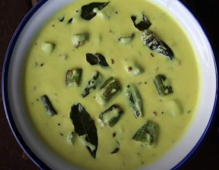மசாலாவை நன்கு கலக்கி விட்டு மீண்டும் 5 நிமிடம் மூடிய நிலையில் கொதிக்க வைக்கவும். கடைசியாக கொத்தமல்லி தூவி இறக்கினால் சுவையான பூசணிக்காய் மோர் குழம்பு தயார்.