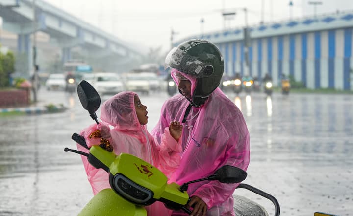 প্রকৃতির চোখরাঙানি কি এবার প্রশস্তিতে বদলে যাবে ? বর্ষার বৃষ্টিতে কি ভিজবে চাষিদের মনও। আবহাওয়া দফতরের ইতিবাচক কথা অনুযায়ী অপেক্ষায় তাঁরা।    ছবি -পিটিআই