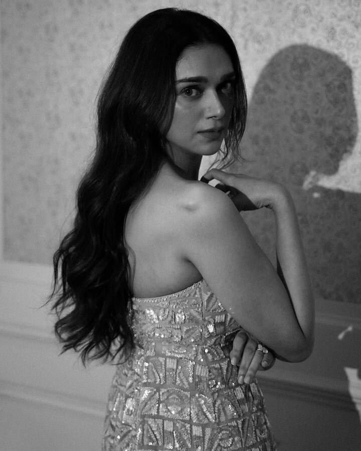 The actress kept her hair open for the pictures.