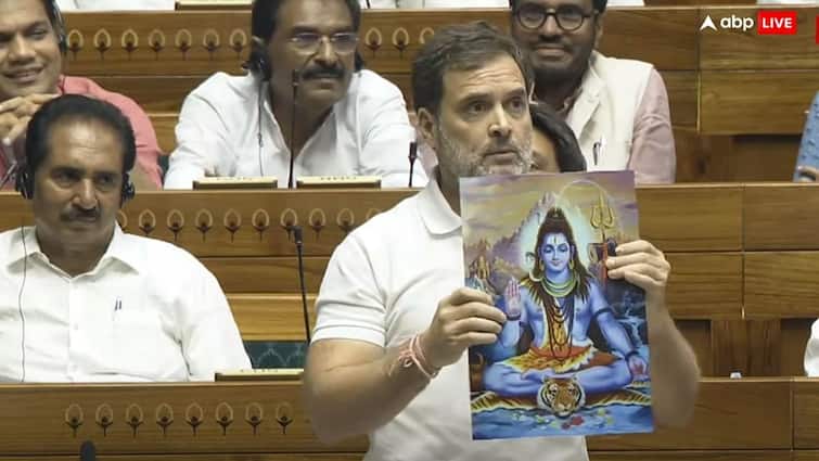 Parliament Session 2024 congress claims when lop rahul gandhi shows god shiv photo camera moves away जैसे ही राहुल गांधी ने उठाई भगवान शिव की तस्वीर, घूम गया कैमरा! कांग्रेस ने बताया जादू