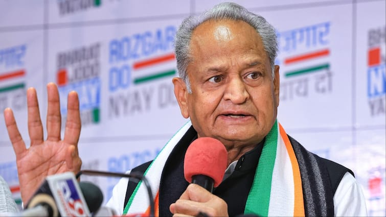 Ashok Gehlot reaction on 3 new criminal laws Demand Review by new parliament members New Criminal Laws: नए क्रिमिनल लॉ की दोबारा समीक्षा की मांग, अशोक गहलोत बोले- 'ये कानून पुलीसिया राज्य बना देंगे'